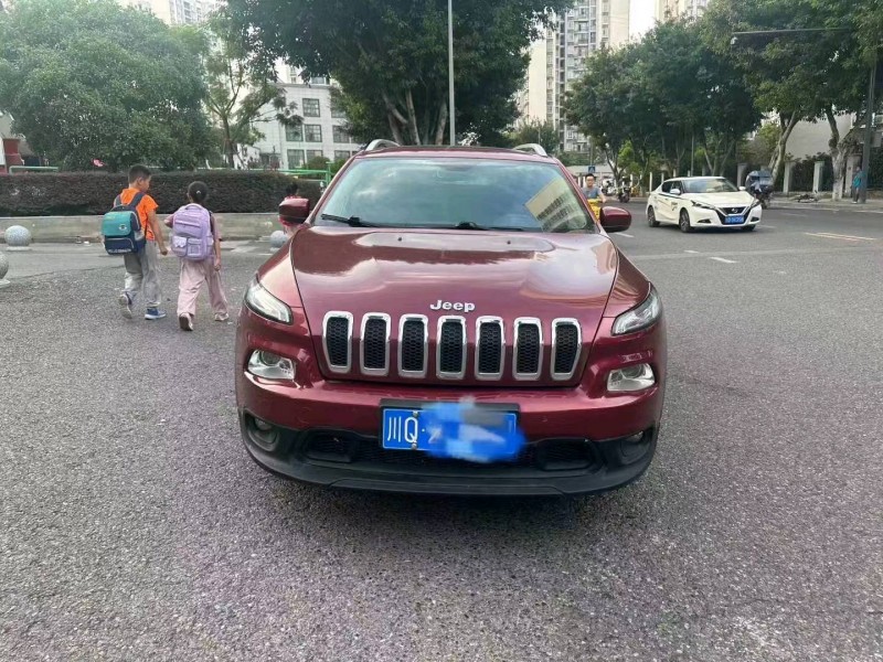 重慶17年Jeep自由光1