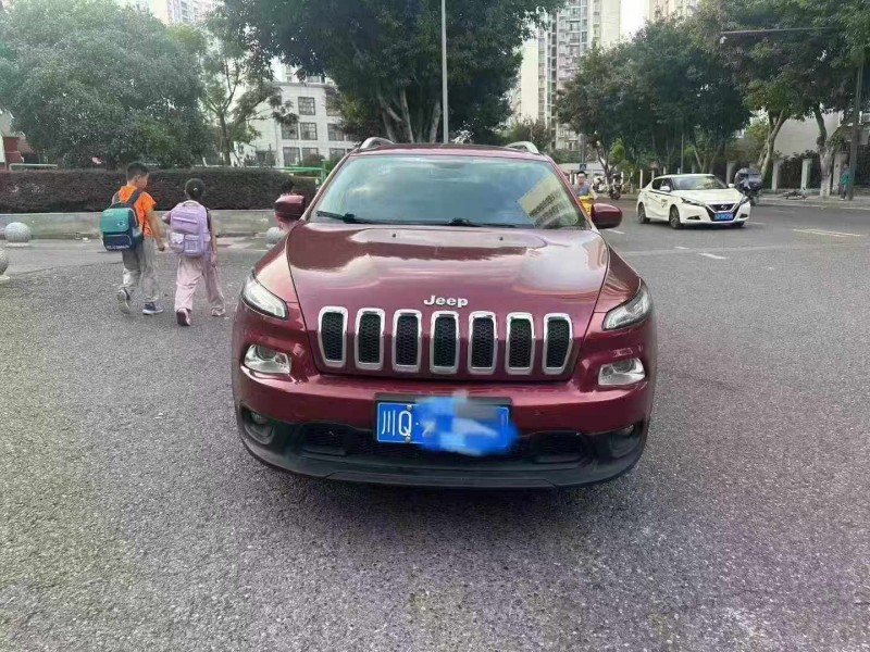 重慶17年Jeep自由光1