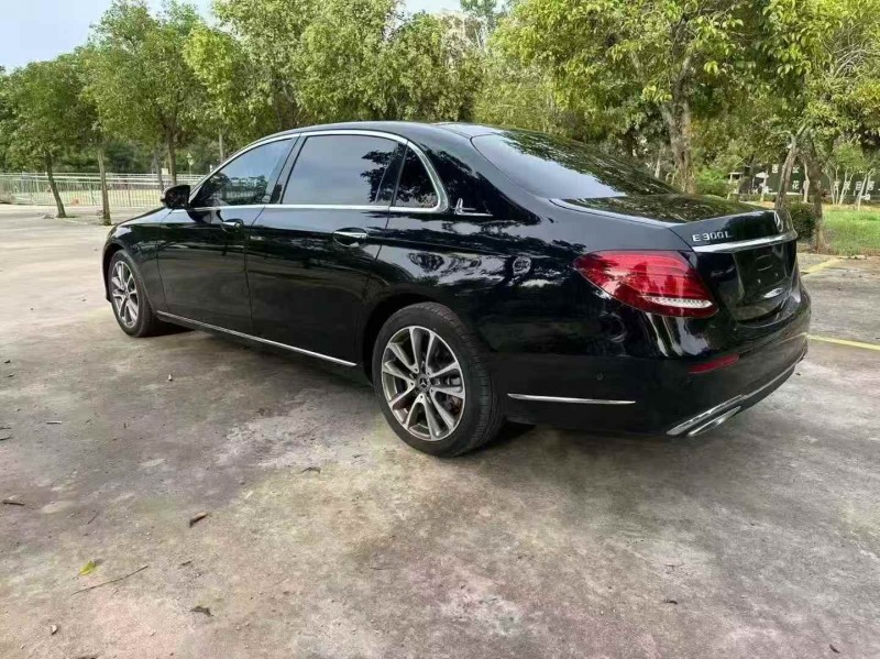 济宁18年奔驰E8