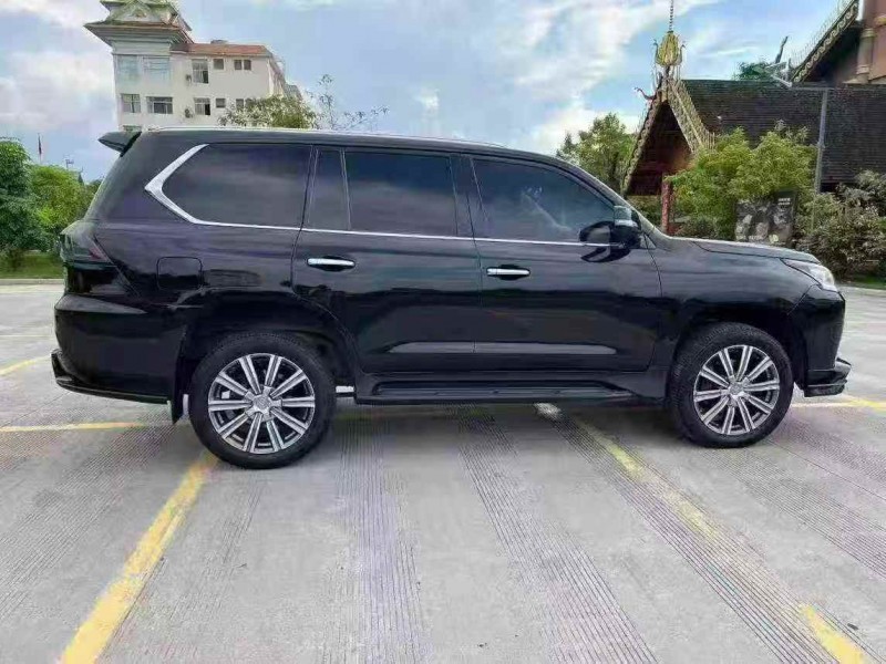 昆明18年雷克萨斯LX7