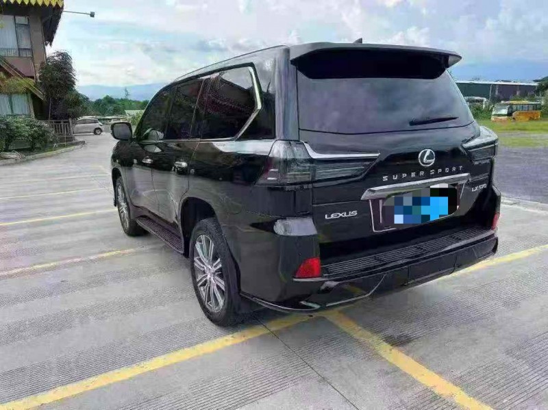 昆明18年雷克萨斯LX8