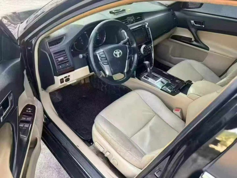 常德11年丰田锐志5