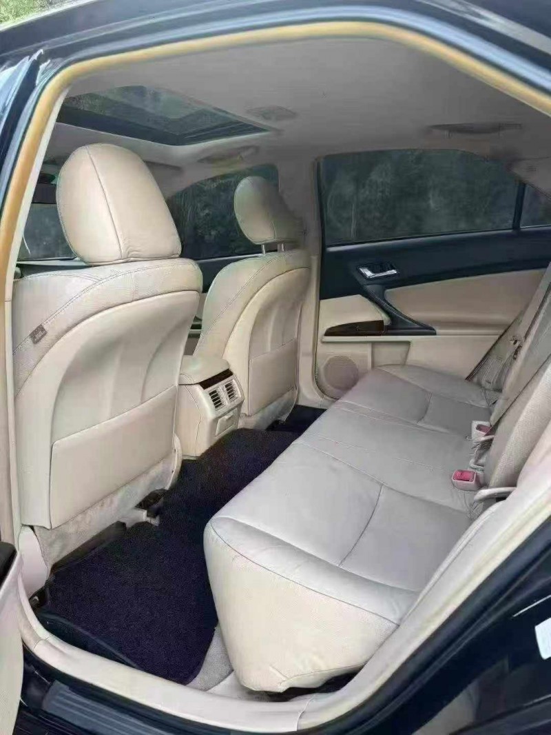 常德11年丰田锐志6