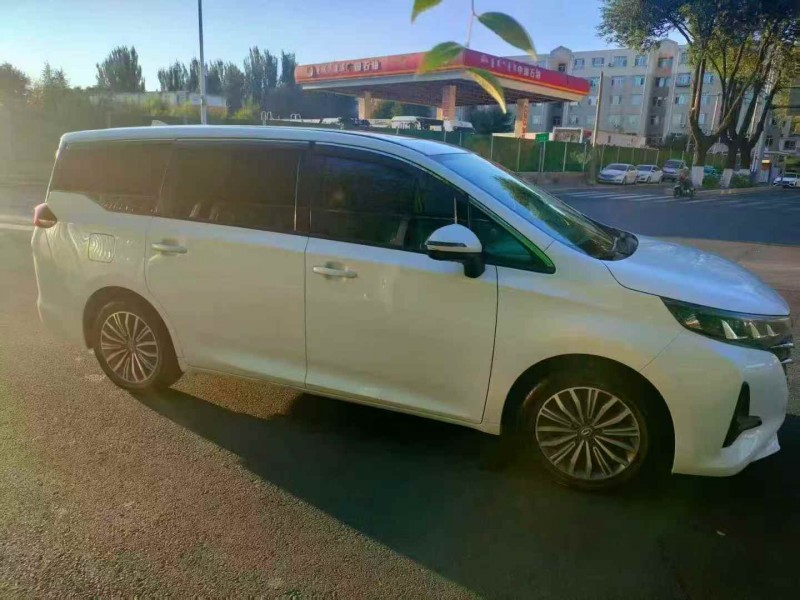 巴彦淖尔19年传祺M62