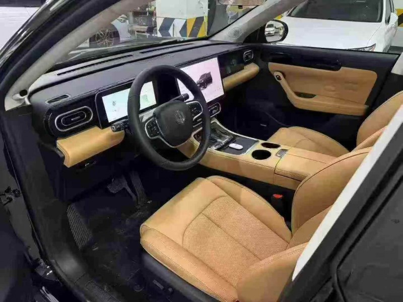 成都25年零跑汽车C113