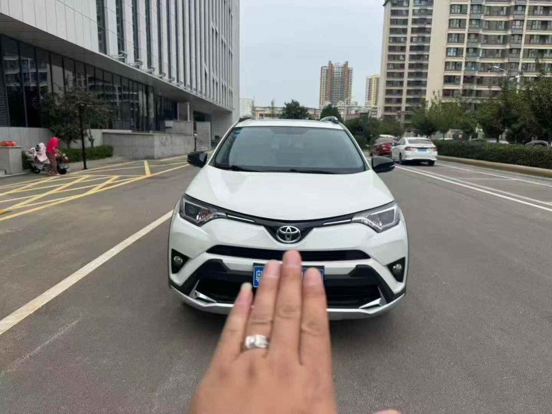 济宁18年丰田RAV4荣放1