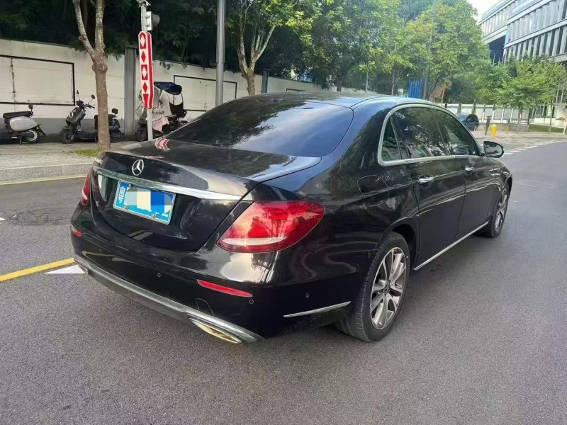 广州17年奔驰E8