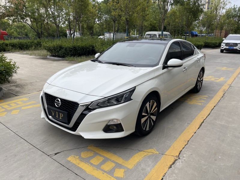 济宁22年日产天籁2