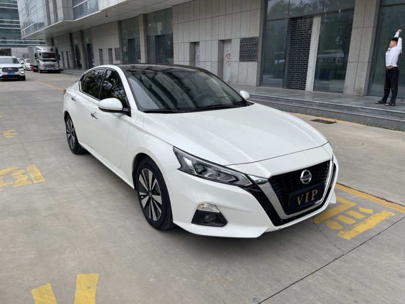 济宁22年日产天籁3