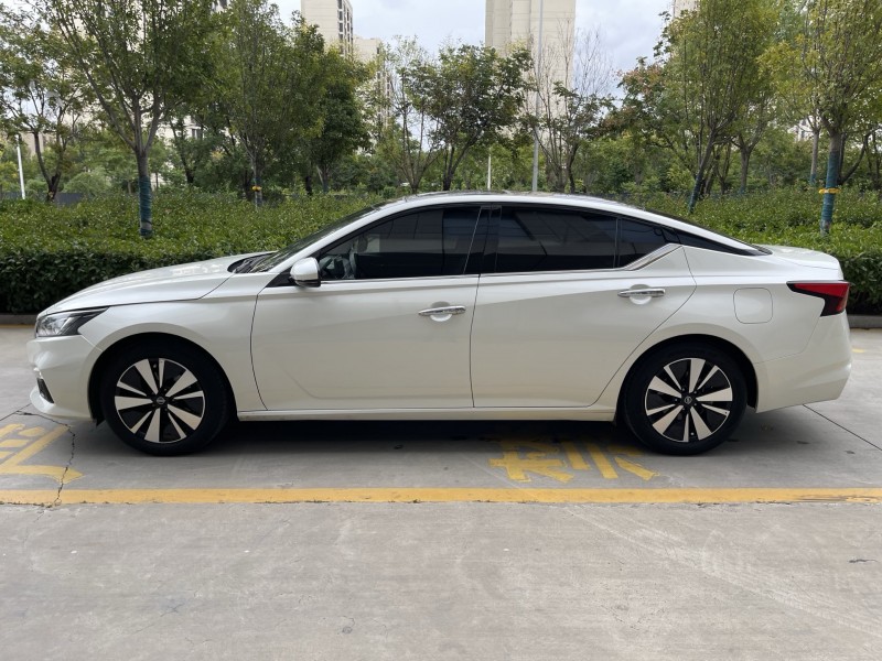 济宁22年日产天籁7