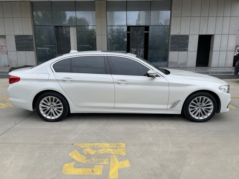 济宁19年宝马5系8