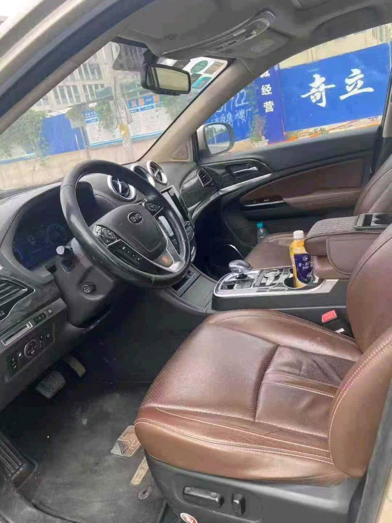 张家界16年比亚迪唐5