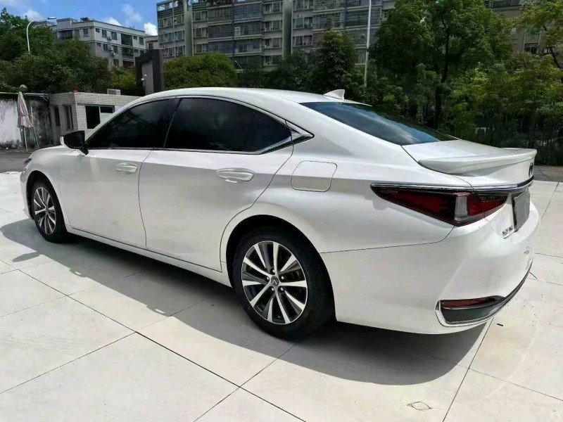 佛山20年雷克萨斯ES8