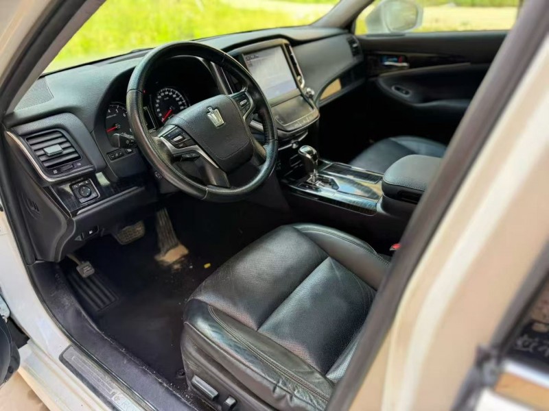 柳州16年丰田皇冠7