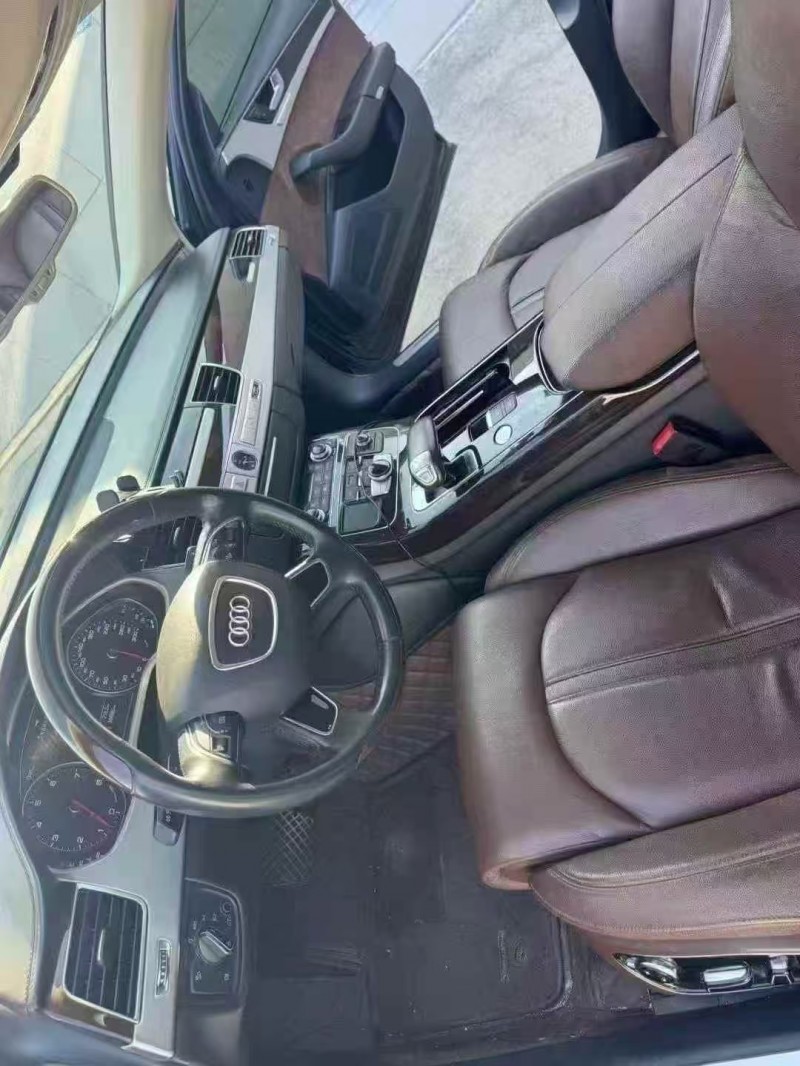 济宁16年奥迪A8L7