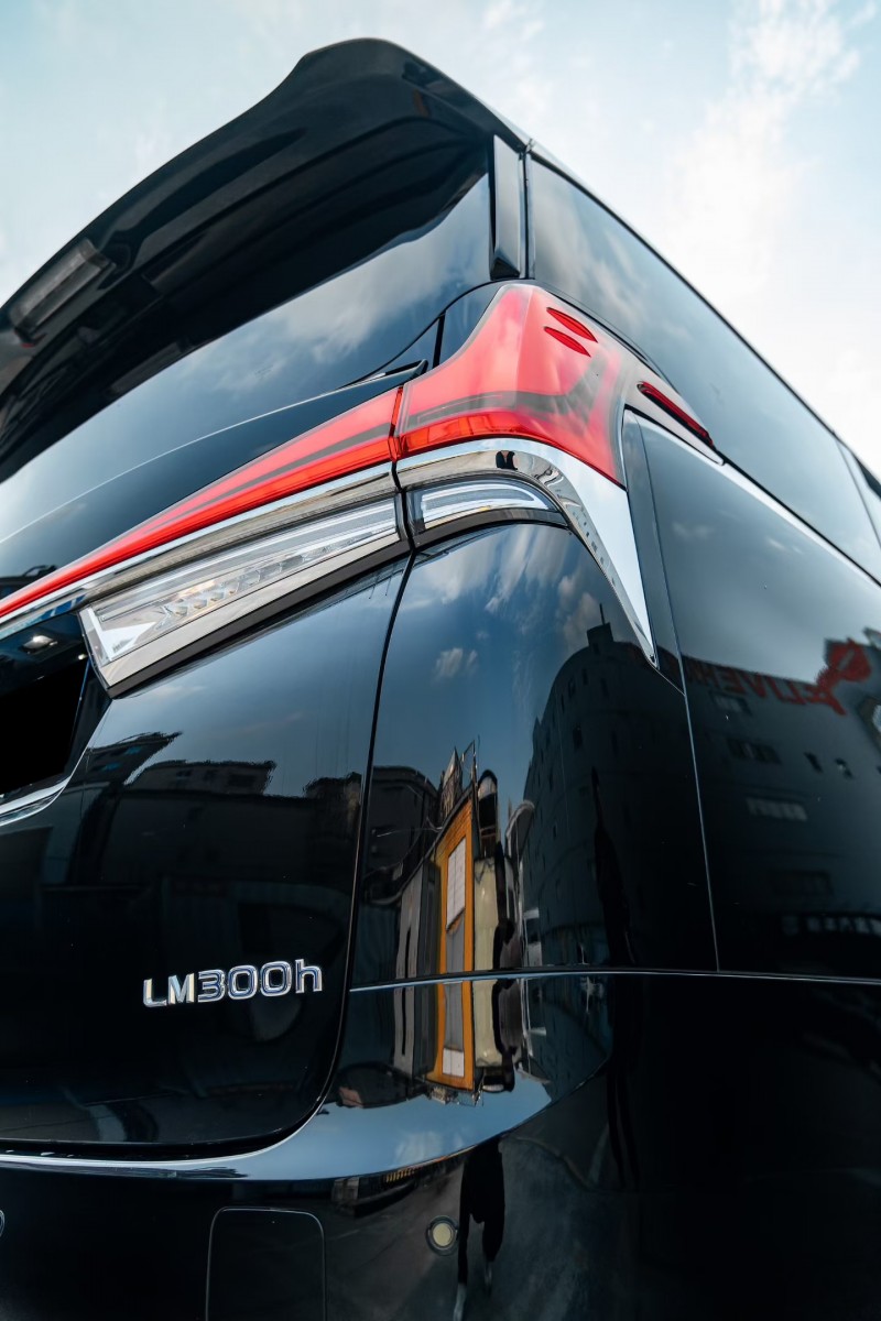 广州21年雷克萨斯LM雷尔法5