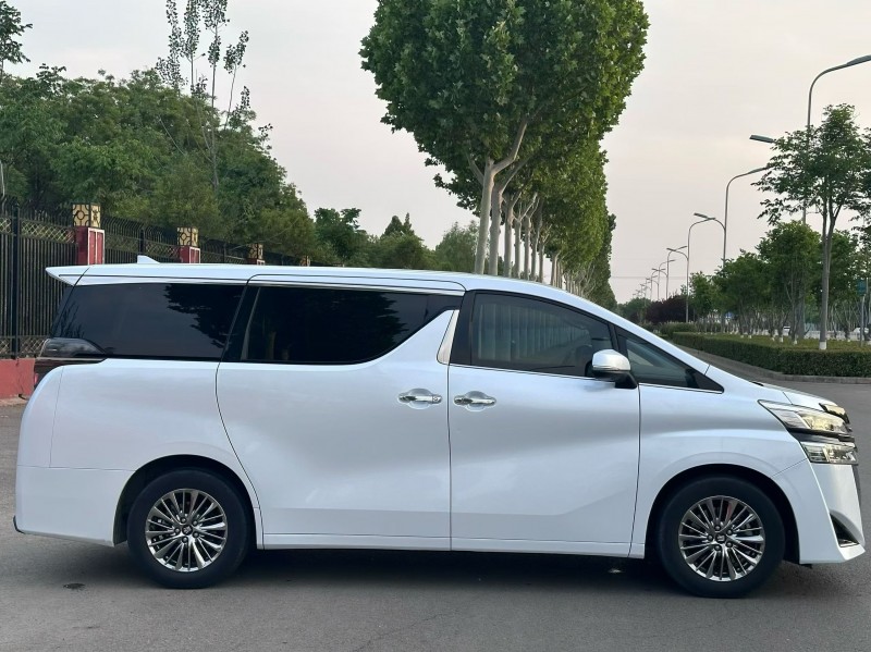 郑州23年丰田威尔法7