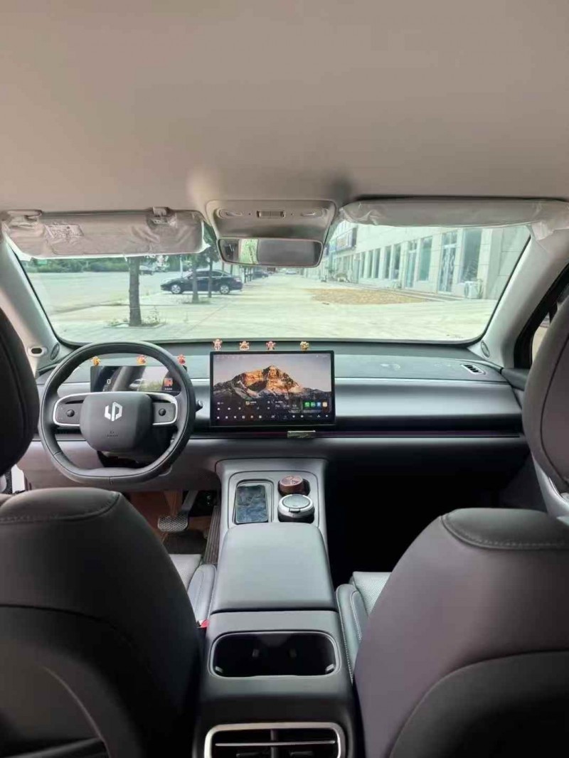 青岛25年零跑汽车C104