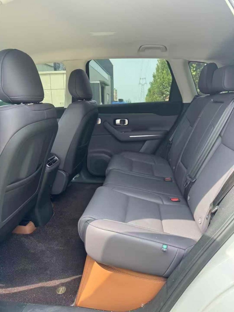 青岛25年零跑汽车C106