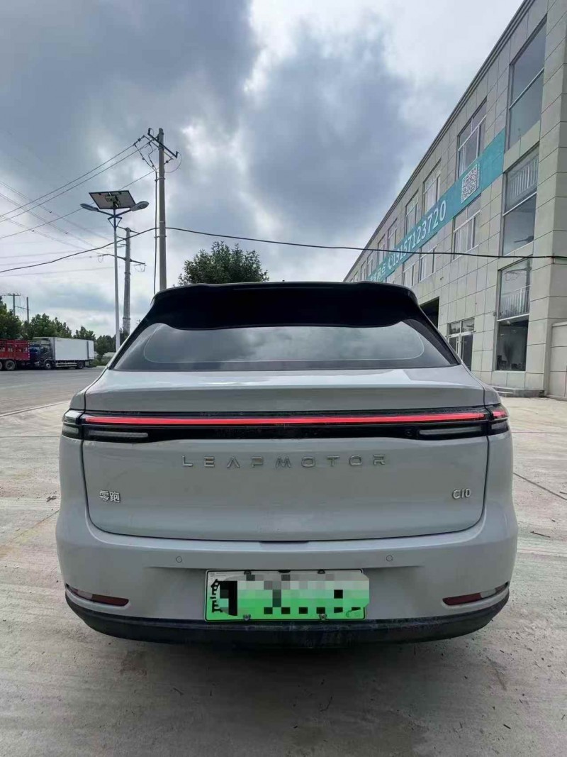 青岛25年零跑汽车C109