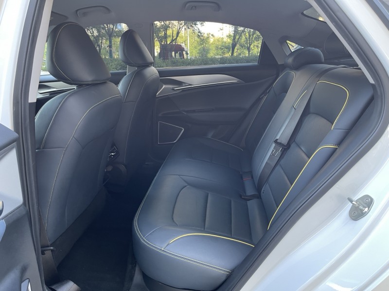 济宁24年吉利几何5