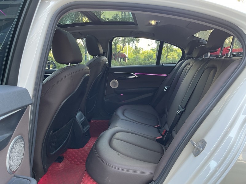 济宁19年宝马1系5