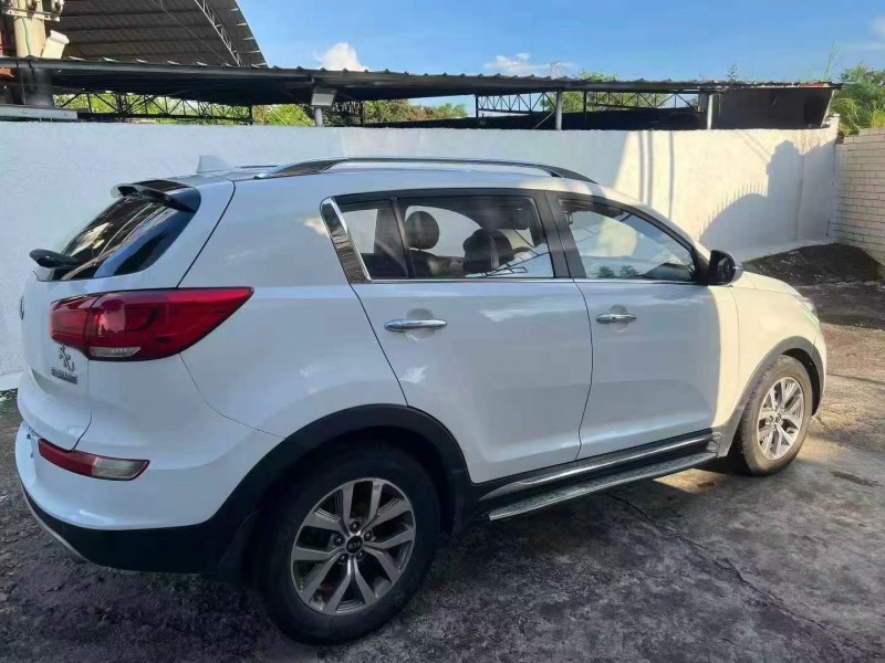 深圳15年起亚智跑8