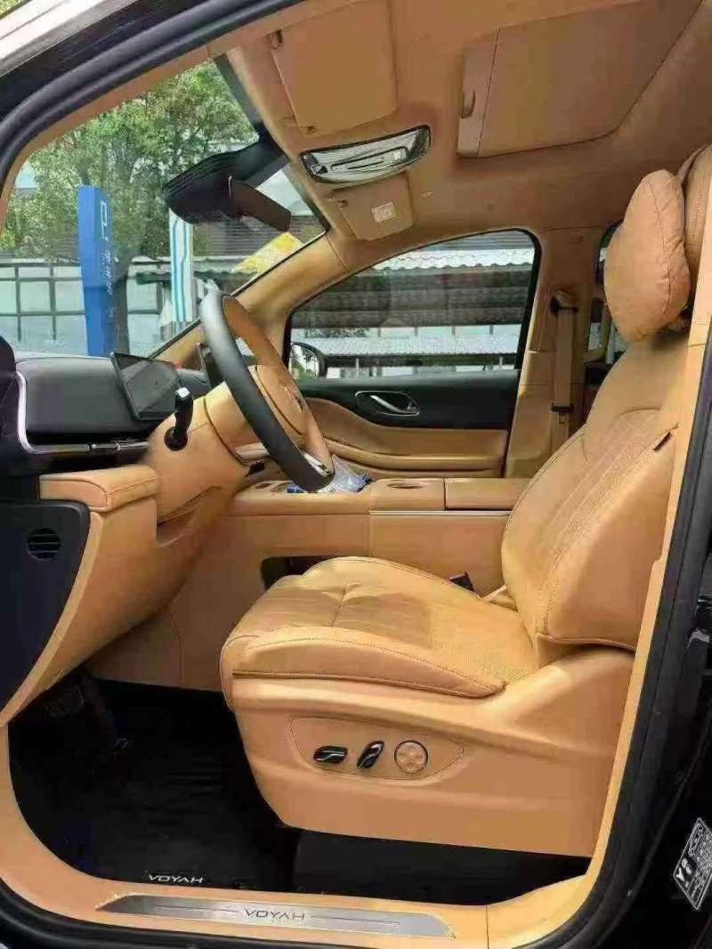 东莞25年岚图汽车梦想家4