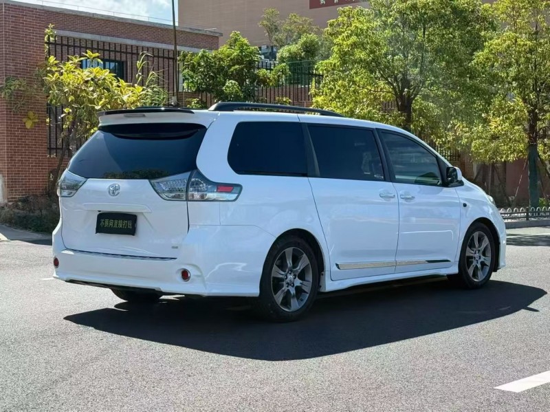 厦门16年丰田塞纳8