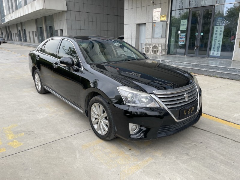 济宁13年丰田皇冠2