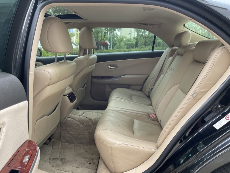 济宁13年丰田皇冠4