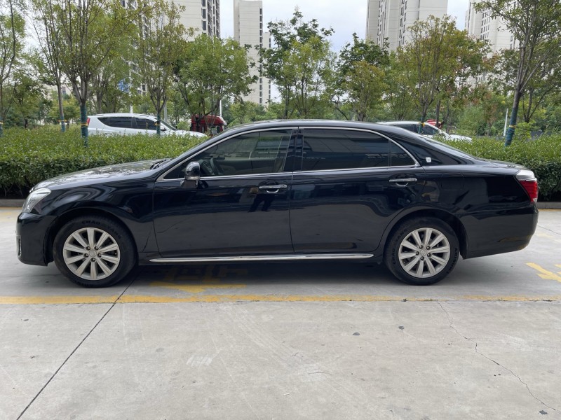 济宁13年丰田皇冠8