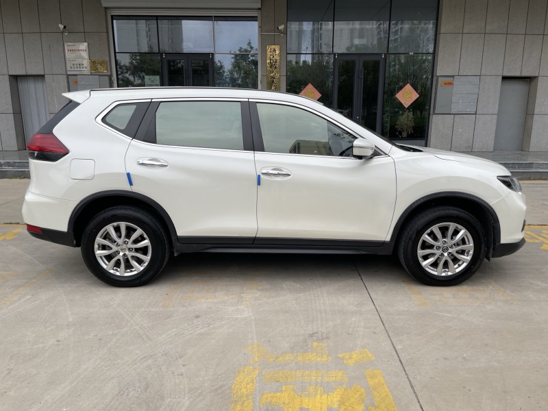 济宁21年日产奇骏8