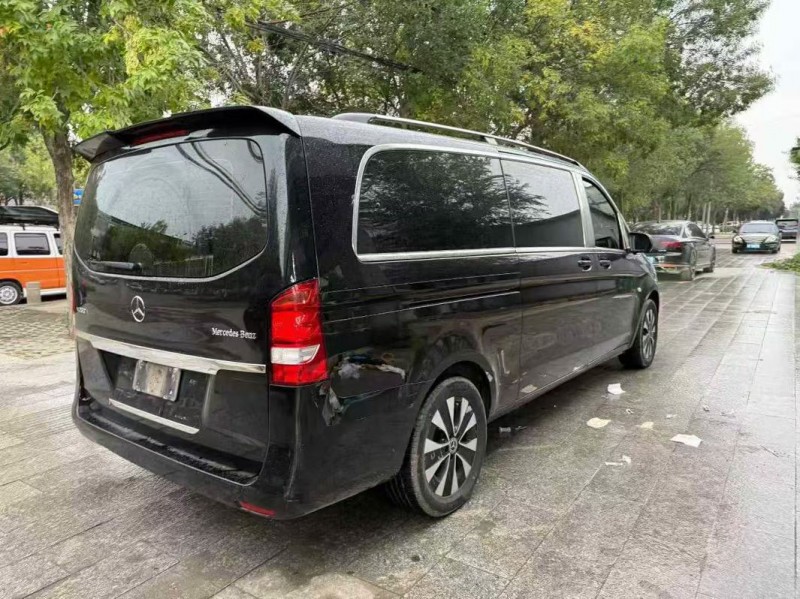 济宁23年奔驰威霆8