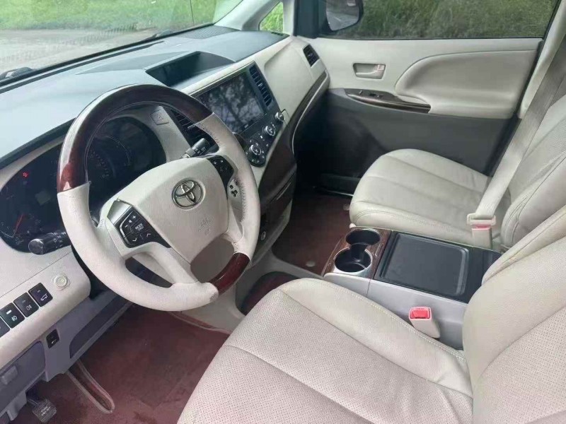 枣庄17年丰田塞纳4