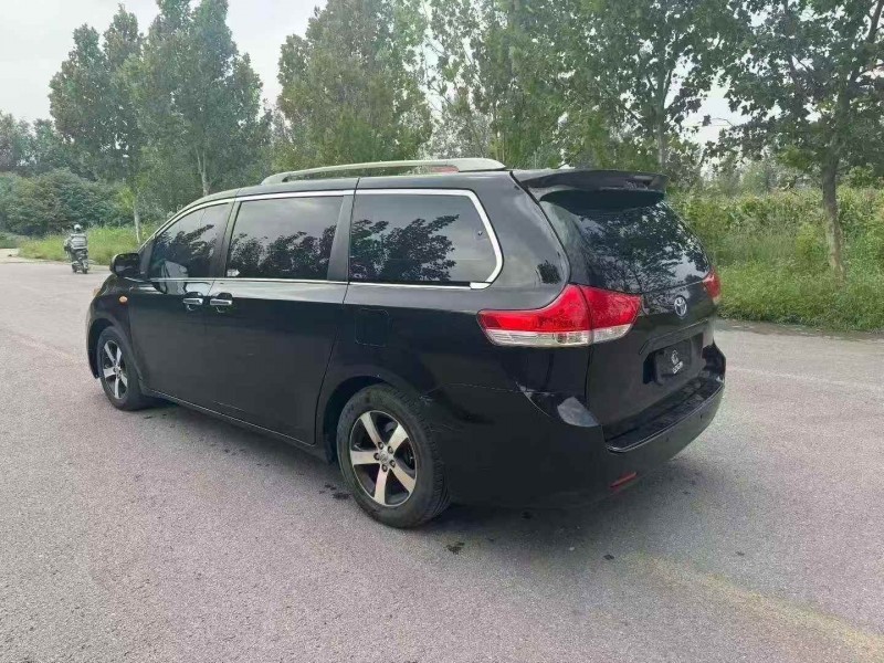 枣庄17年丰田塞纳7