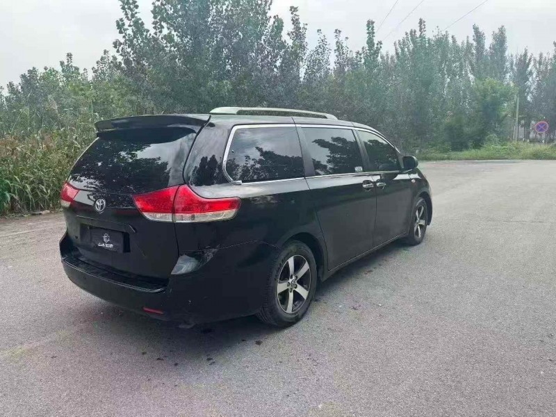 枣庄17年丰田塞纳8