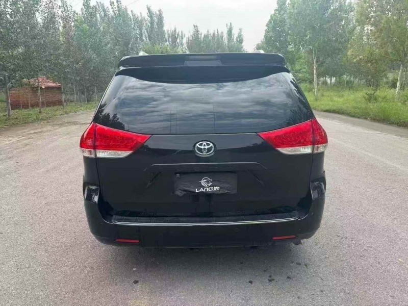 枣庄17年丰田塞纳9