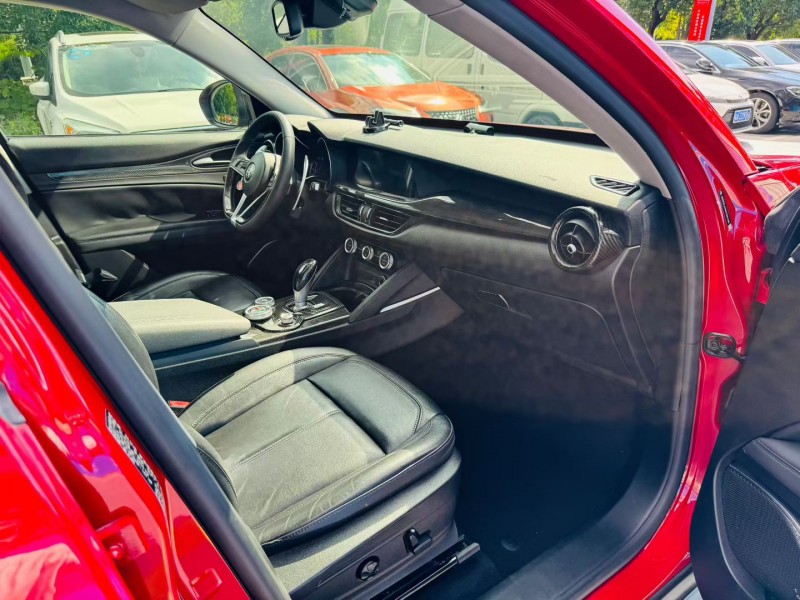 深圳19年阿尔法·罗密欧Stelvio5