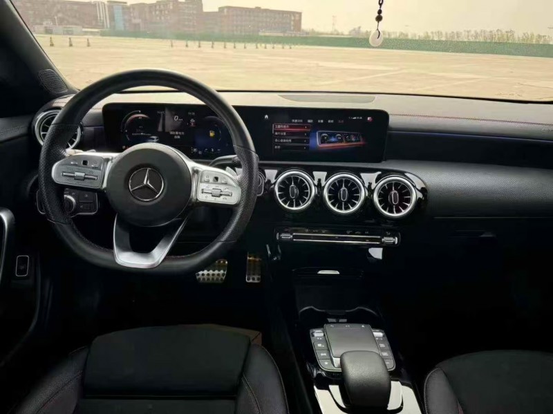 德州23年奔驰CLA9