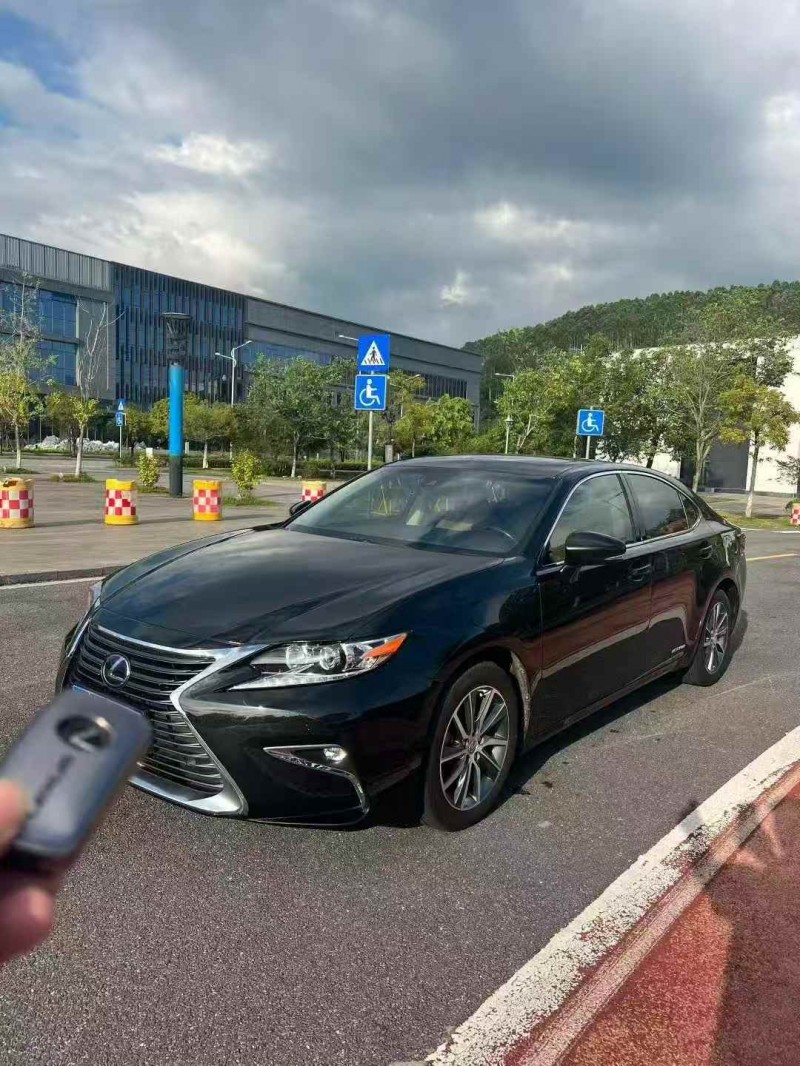 广州17年雷克萨斯ES2