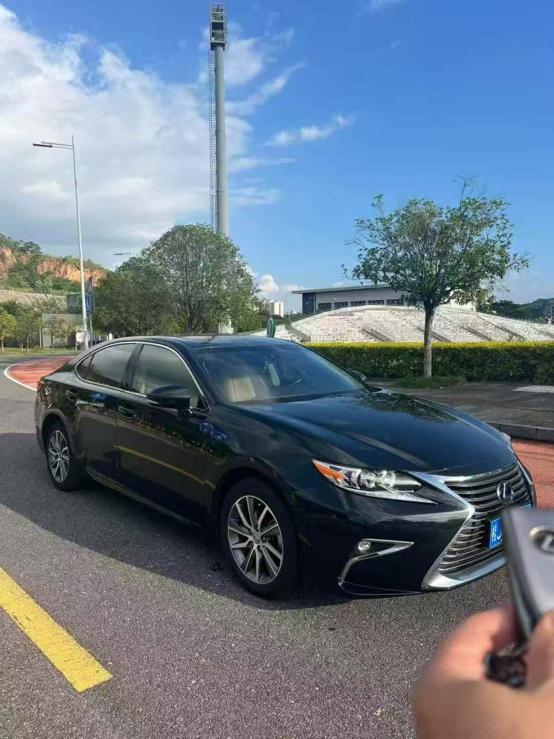 广州17年雷克萨斯ES3