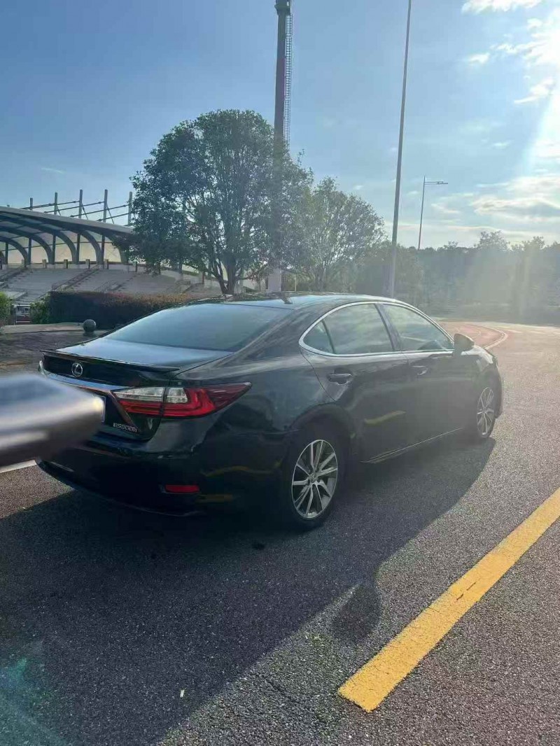 广州17年雷克萨斯ES7