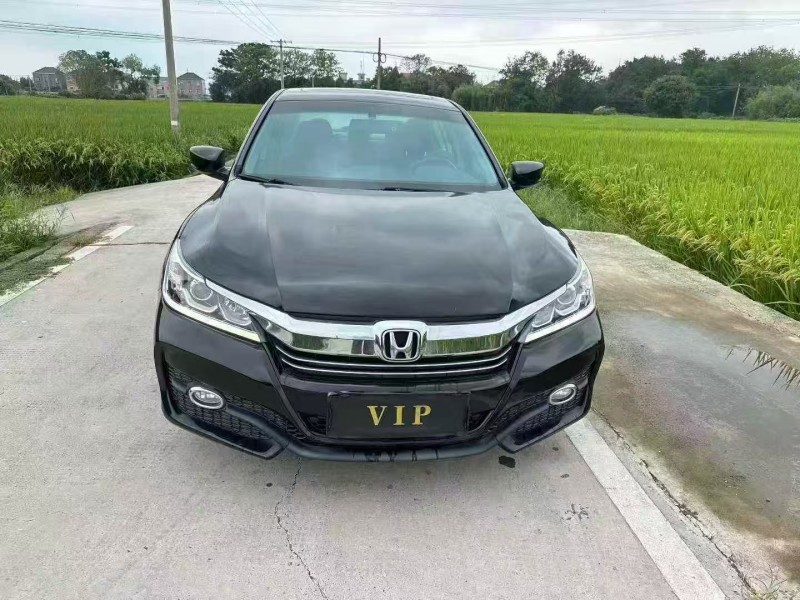 青岛17年本田雅阁1