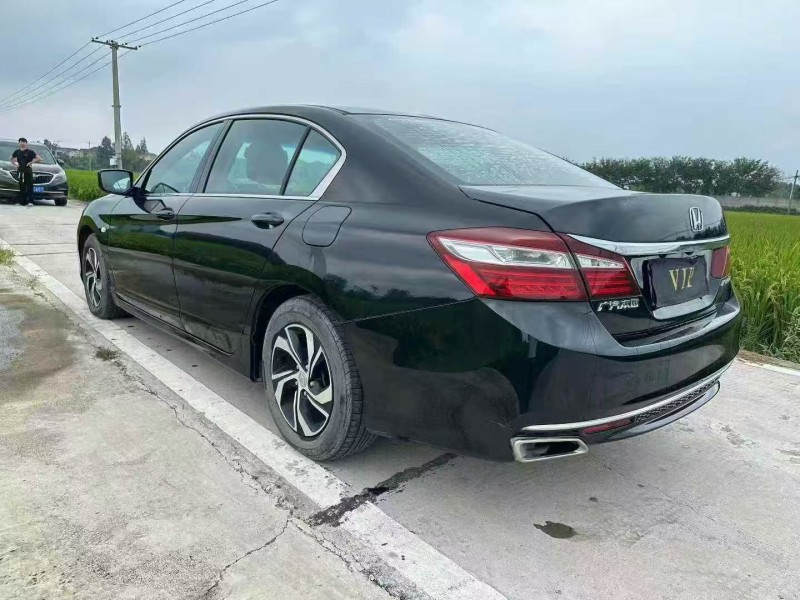 青岛17年本田雅阁7