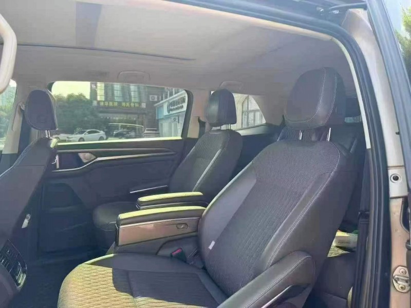 黄石21年大众威然3