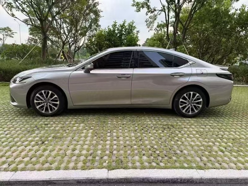 广州25年雷克萨斯ES8