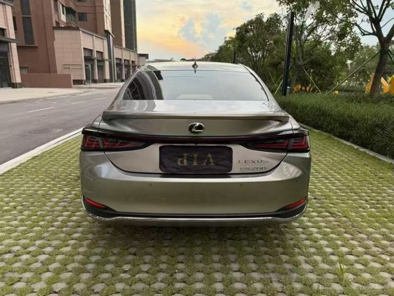 广州25年雷克萨斯ES9