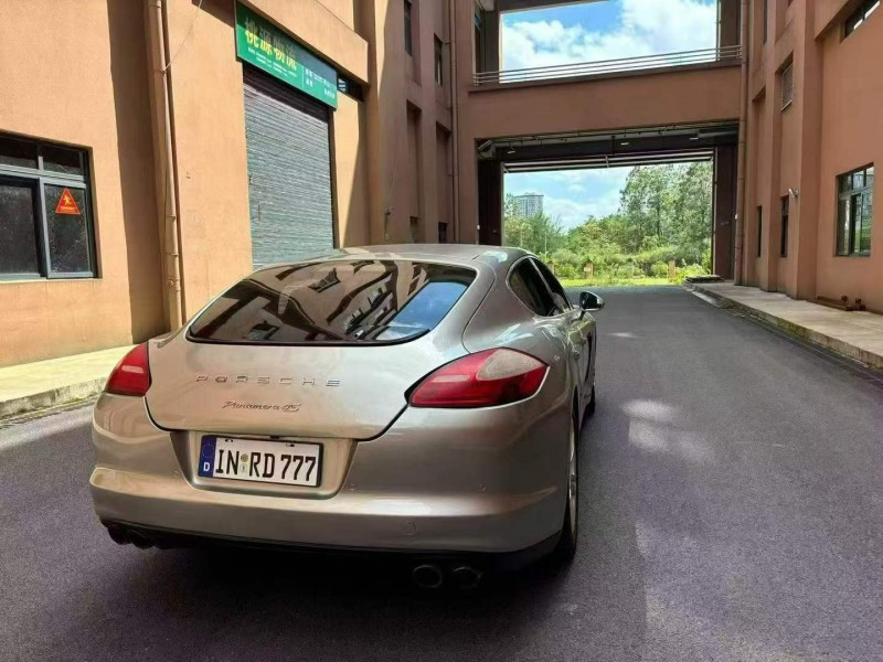 重庆13年保时捷帕拉梅拉9