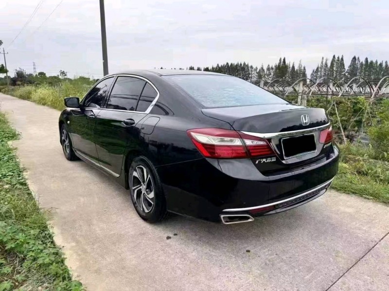 台州17年本田雅阁8